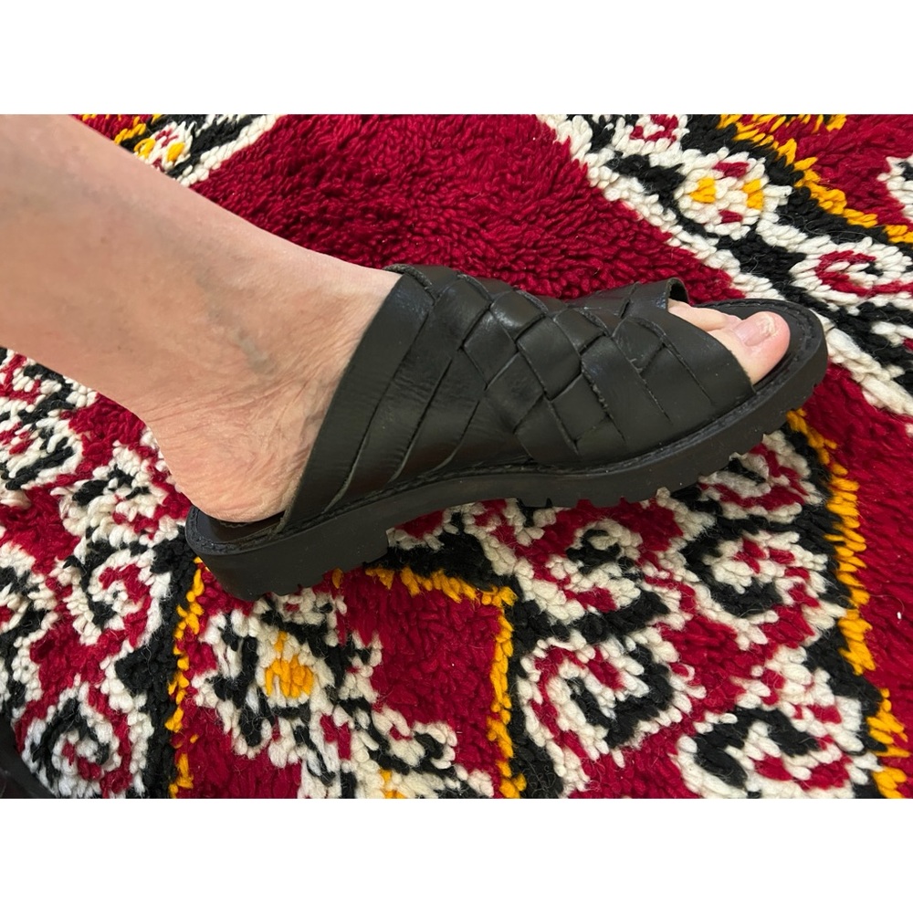 Tweeds black leather sandals. - Picture 7 of 8
